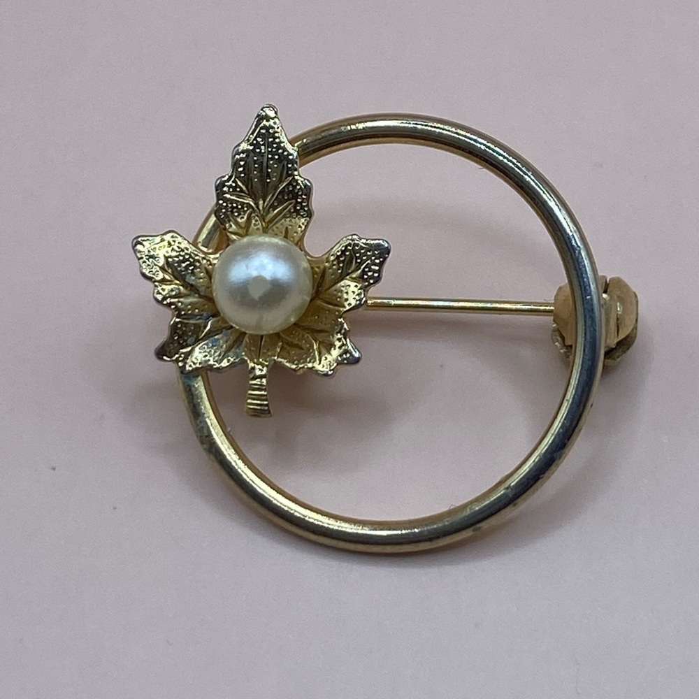 Vintage gold tone metal leaf with faux Pearl brooch pin‎